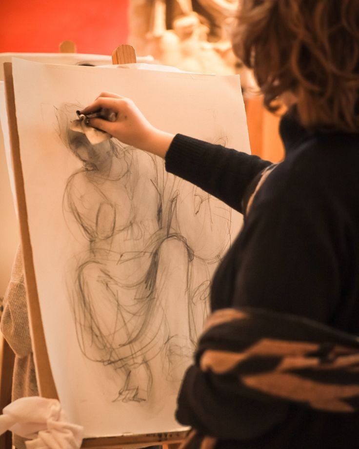 Proceso de arte terapia: trazo de una figura sobre papel durante una sesión