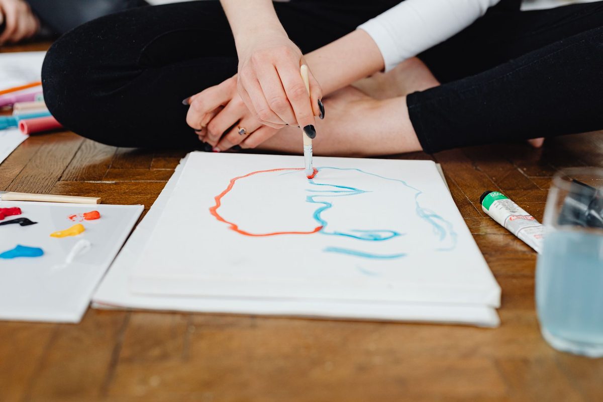 Dibujo hecho a mano con colores como forma de expresión emocional