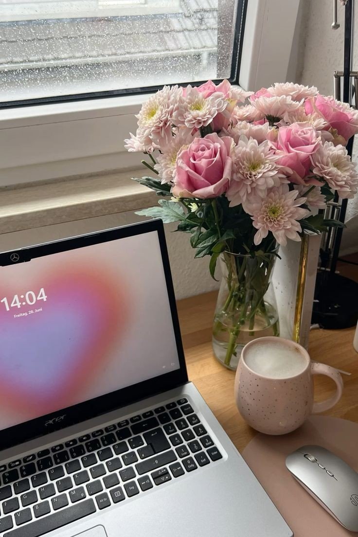 Espacio de terapia online: un computador portátil junto a flores en un entorno cálido
